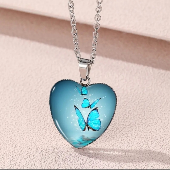 NIB Whimsical Heart-Shaped Glass Pendant Drop Necklace - Butterfly Pattern - Picture 1 of 5